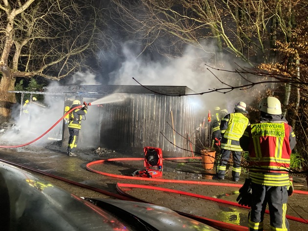 FF Bad Salzuflen: Holzschuppen brennt in Lockhausen vollständig aus / Feuerwehr Bad Salzuflen ist mit 25 Einsatzkräften über mehrere Stunden im Einsatz