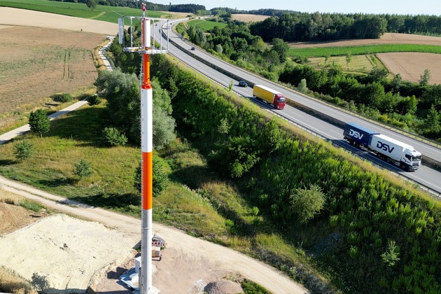 Telekom versorgt die „Gelbe Autobahn“ mit einem Mast in Orange und Weiß