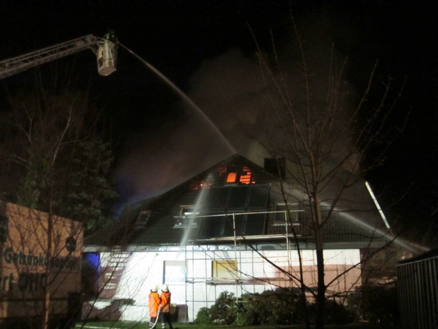 POL-WL: Einfamilienhaus ausgebrannt - Nachbargebäude in Gefahr - Feuerwehr im Großeinsatz