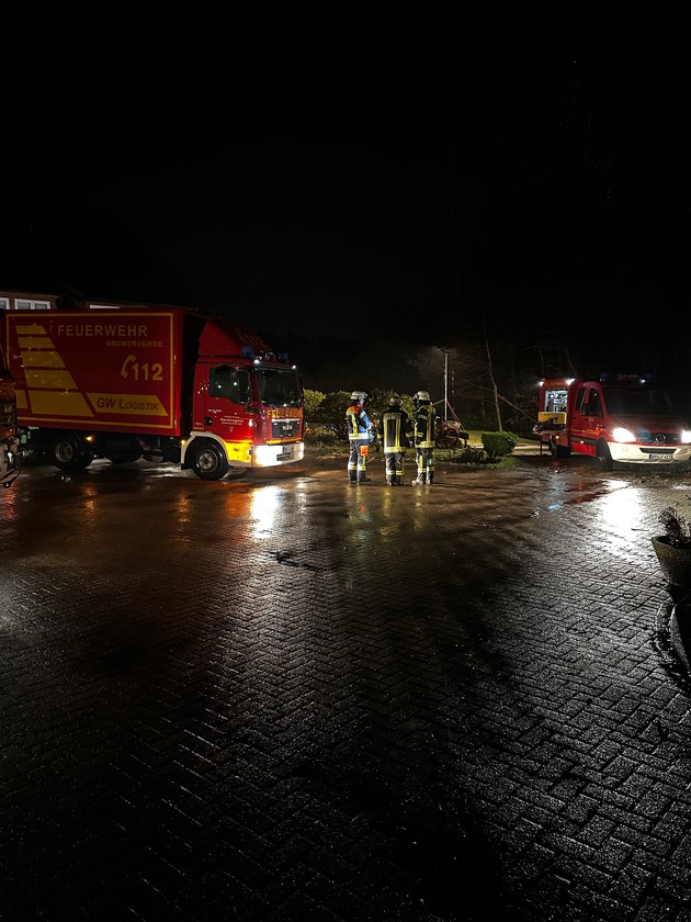 FW-ROW: Unwettereinsatz hält Feuerwehr in Atem: Blitzschlag und überschwemmte Straßen in Bremervörde