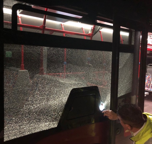 POL-AC: Steine auf Linienbusse - Wer hat etwas Verdächtiges beobachtet?