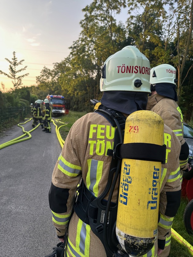 FW Tönisvorst: Unruhiger Auftakt in den Feiertag - Feuerwehr Tönisvorst in der Nacht zu zwei Einsätzen alarmiert. Durch Kellerbrand zwei verletzte Bewohner und zwei gerettet Katzen