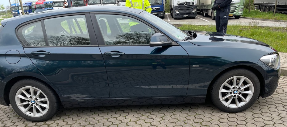 POL-ROW: ++ Gemeinsame Kontrolle mit dem Hauptzollamt Hamburg - Polizei stoppt BMW mit falschen Kennzeichen ++ E-Scooter war nicht versichert ++ Missglücktes Überholmanöver ++