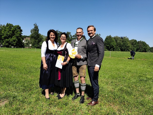 Bayerns herzlichste Ferienhöfe: 11 Allgäuer Ferienhöfe durch Staatsministerin Kaniber mit dem Goldenen Gockel ausgezeichnet