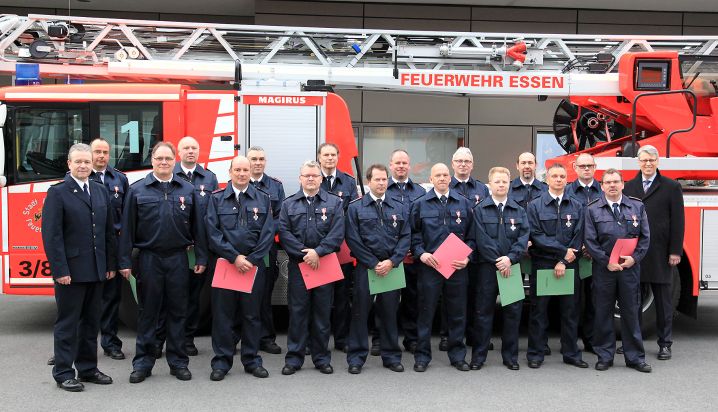 FW-E: Vereidigungen, Beförderungen, Ehrungen, viel Arbeit für Essens Feuerwehrdezernent Christian Kromberg