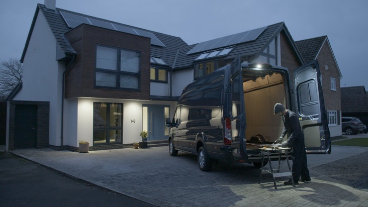 Ford-Werke GmbH: Ideal für die Arbeit an dunklen Wintertagen: Neuer Ford Transit verfügt über leistungsstarke LED-Außenleuchte