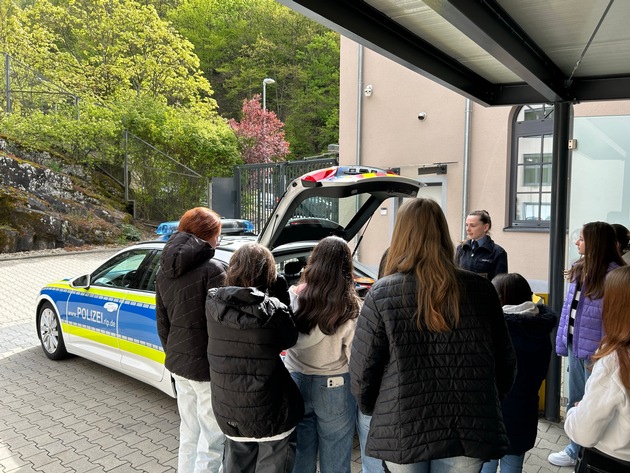 POL-PDTR: Girls Day bei der Polizei Idar-Oberstein