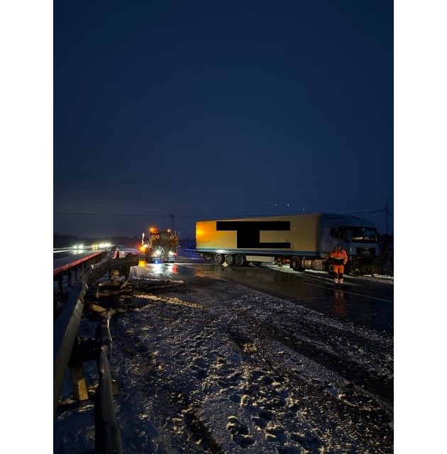 POL-ROW: Autobahn 1 nach Glätte-Unfällen voll gesperrt