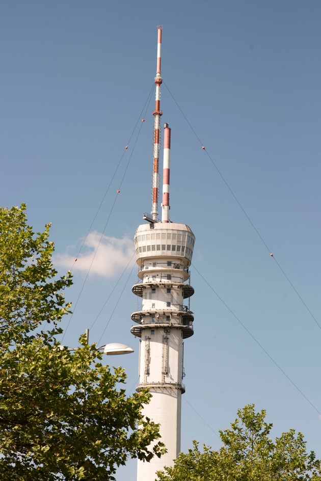 Arbeiten am Fernmeldeturm Schwerin: Turmspitze wird per Hubschrauber demontiert