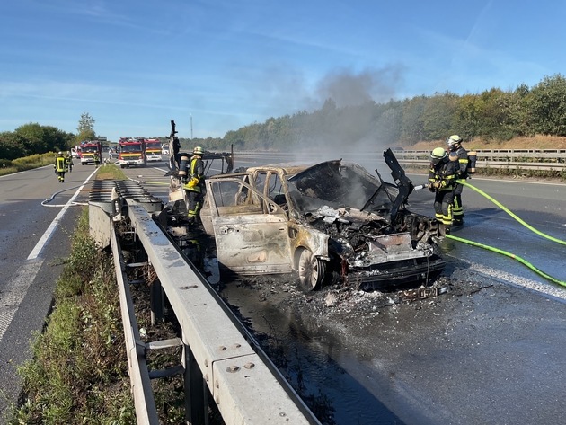 FW-DO: Wohnwagengespann brennt auf Autobahn A2