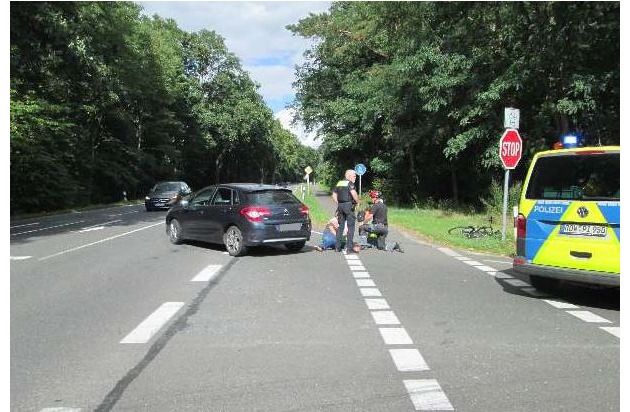 POL-ROW: ++ Unfallflucht in der Neuen Straße - Polizei sucht Fahrer eines weißen Pritschenwagens ++ Hansalinie A1 - Vier Verletzte bei Auffahrunfall an der Baustelle ++ 73-jähriger Radfahrer angefahren ++