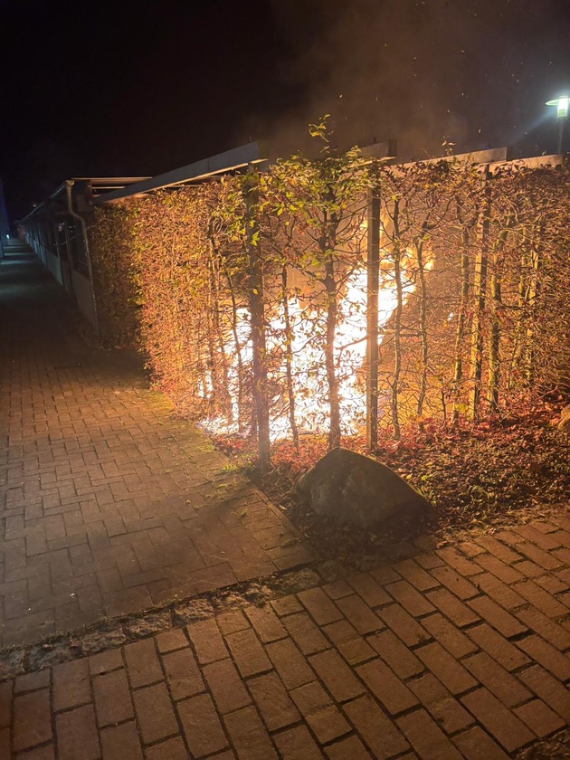 FW Neumünster: Mehrere Mülltonnen brennen in der Neumünsteraner Innenstadt