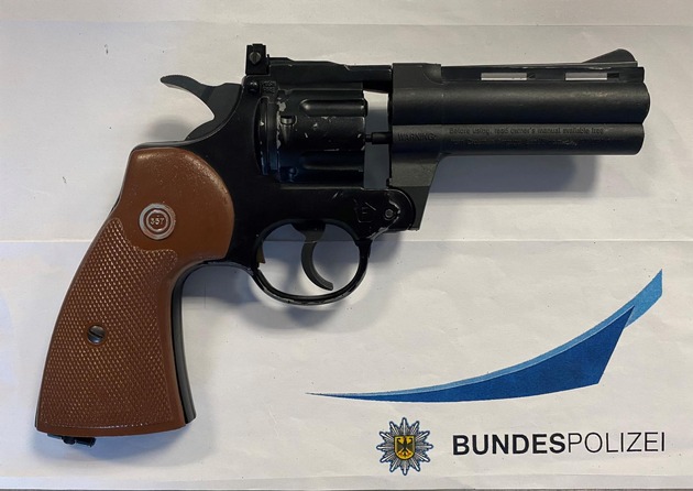BPOL-HH: Einsatzmeldung "Person mit Schusswaffe in S-Bahn"