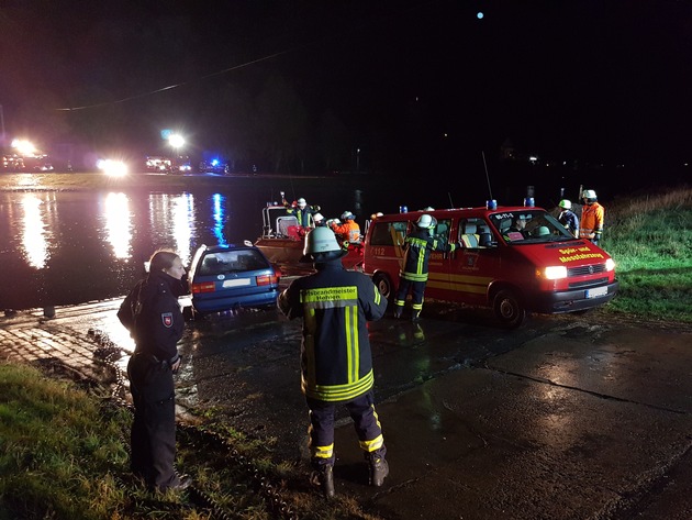 POL-HOL: Autofahrt endet in der Weser - Fahrer kommt unterkühlt ins Krankenhaus