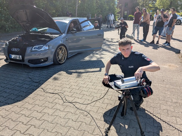 POL-LG: ++ "Tuning-Talk Reloaded" - Präventionsveranstaltung in Lüneburg - ein voller Erfolg ++ Fachgespräche, Beratung zu legalen Tuning-Optionen, Schallpegelmessungen und ein Dialog auf Augenhöhe ++