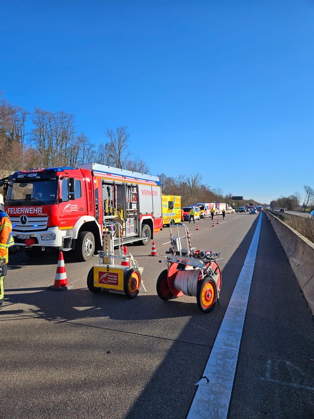 FW Weinheim: Tödlicher Verkehrsunfall auf der A5 bei Hemsbach - Rettungshubschrauber und MIC im Einsatz.
