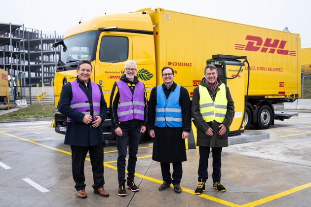 PM: DHL startet Aufbau eigener E-LKW-Ladeparks an seinen deutschen Paketzentren