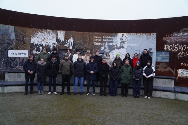POL-AK NI: Was uns verbindet: Junge Menschen aus Deutschland und Polen im Dialog über Geschichte und Zukunft/ Studienfahrt nach Kreisau: Gemeinsames Lernen für Demokratie und Erinnerungskultur