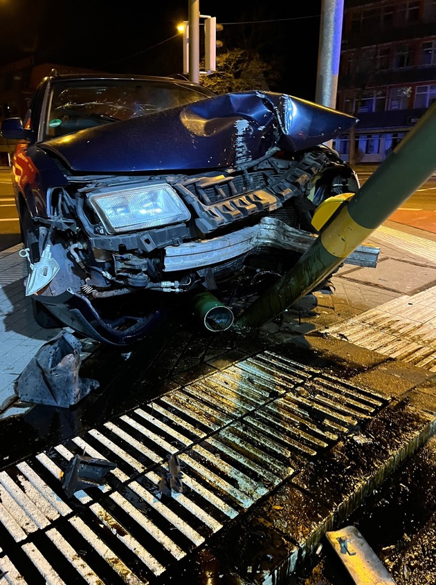 POL-BI: Autofahrer kehrt an Unfallstelle zurück
