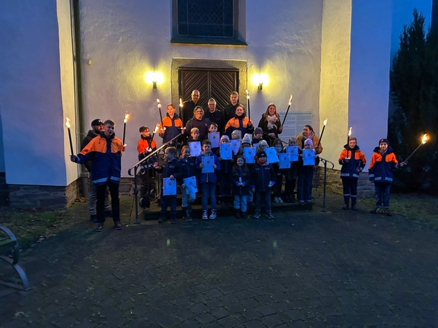 FW Beverungen: Verleihung der Kinderflamme unterm Weihnachtsbaum