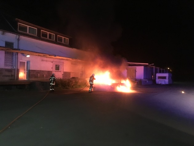 FW Lage: PKW Brand am Gebäude - 03.05.2018 - 3:34 Uhr