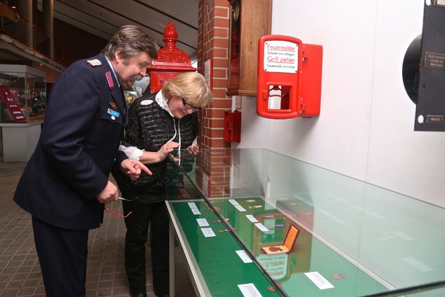 Auszeichnungen als Spiegel der Feuerwehrsysteme / BRD und DDR: Sonderausstellung im Deutschen Feuerwehr-Museum eröffnet