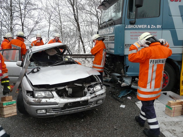 POL-WL: Dibbersen - Schwerer Schneeglätteunfall ++ Stelle - Trunkenheitsfahrt ++ Elstorf - Einbrüche in Einfamilienhäuser ++ Drage/ Elbstorf - Kupferdachrinnen entwendet ++