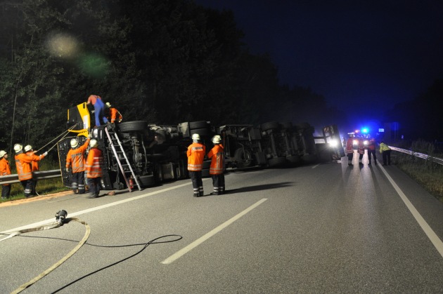 POL-WL: Hittfeld - Lkw mit 24 t Stahlträgern blockiert nach Verkehrsunfall A 1