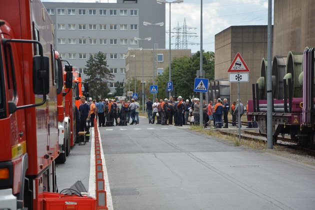 FW-MH: Werkshalle durch Brandereignis verraucht. Über 100 Personen evakuiert.