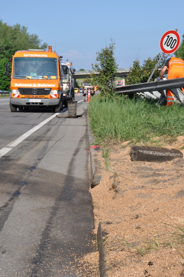 POL-WL: Weizen-Lkw auf A1 umgekippt