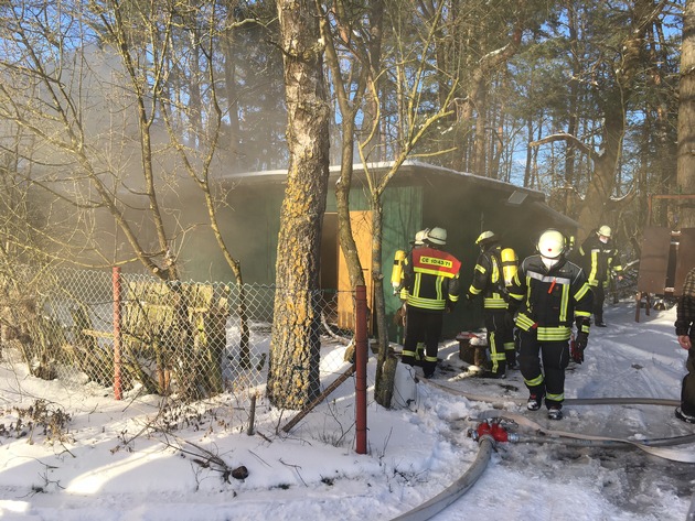 FW Celle: Brennt Holzhütte in Scheuen