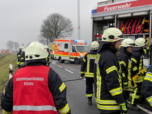 FFW Fredenbeck: Ein Schwerverletzter nach Verkehrsunfall / PKW prallt gegen Baum