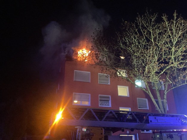 FW-DO: Wohnungsbrand in Huckarde - Flammen schlagen aus dem Fenster und greifen auf Fassade und Dach &uuml;ber