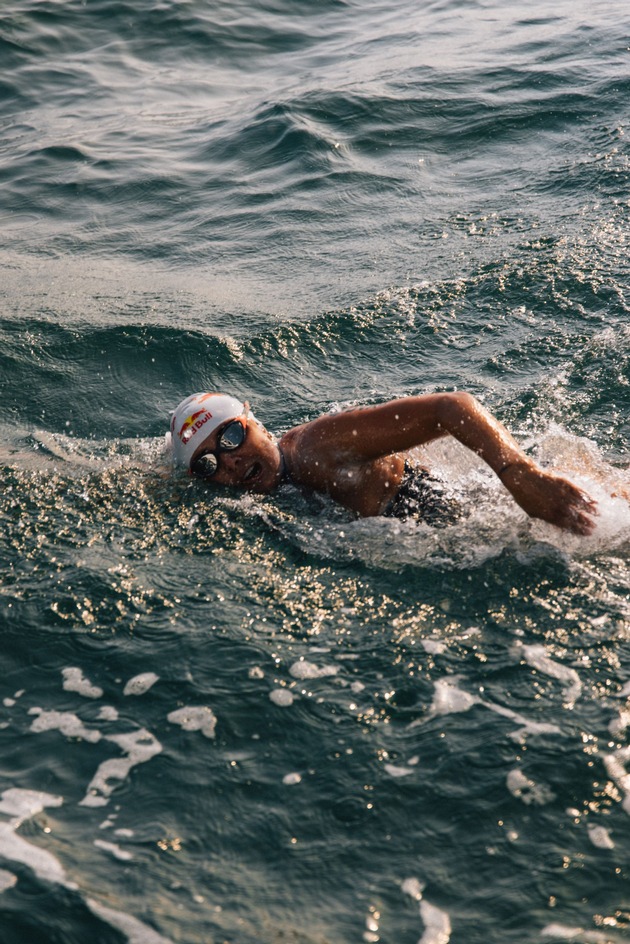 Weltklasseschwimmerin durchquert erneut den Ärmelkanal / Nathalie Pohl schwimmt mit Frauenstaffel von Großbritannien nach Frankreich