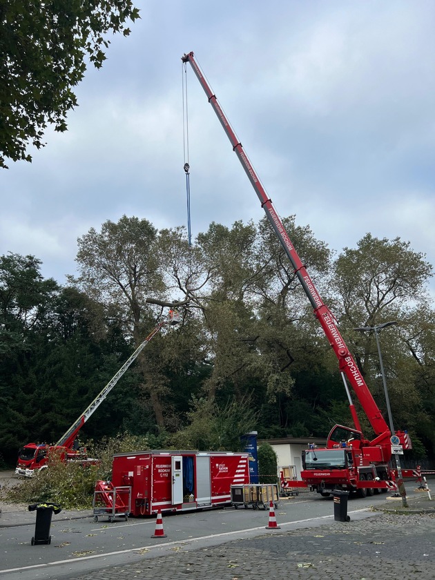 FW-BO: Abgebrochener Baum verursacht längeren Feuerwehreinsatz