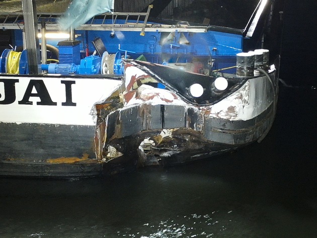FW-DO: Frachtschiff nach Kollision mit Spundwand beschädigt