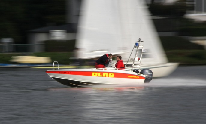 FW-E: Bewusstlose Person auf Ruhratoll, gemeinsame Rettungsübung der Deutschen Lebens-Rettungs-Gesellschaft und der Feuerwehr Essen