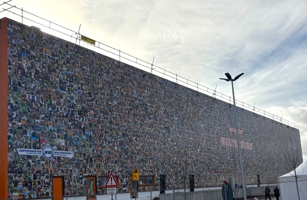 Riesiger RID-Weltrekord für Haustierliebhaber und Haustierliebhaberinnen – die »Vet-Concept GmbH & Co. KG« schmückt komplette 1.251,47 Quadratmeter große Hallenwand mit »größter digital erzeugter Fotocollage aus Haustierporträts«