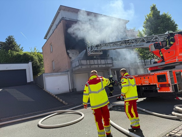 FW-RS: Brand auf Balkon in der Roonstraße - Feuerwehr verhindert Ausbreitung