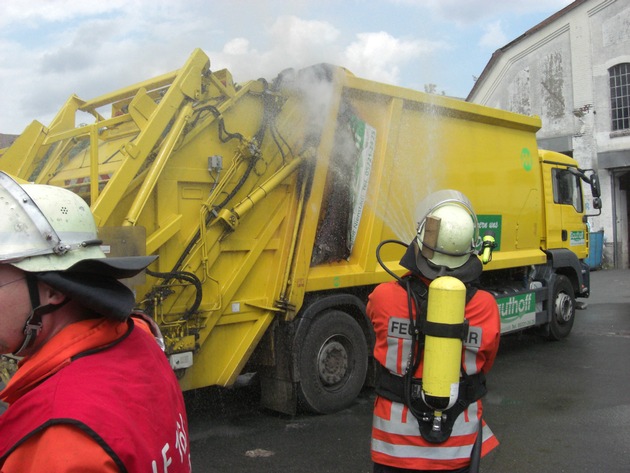 POL-STH: Brennender Müll-Lkw - Spektakuläre Einsatzfahrt