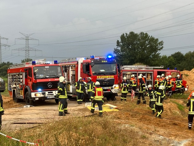 FW-ROW: Einsatzübung: &quot;Person&quot; von Bagger überfahren