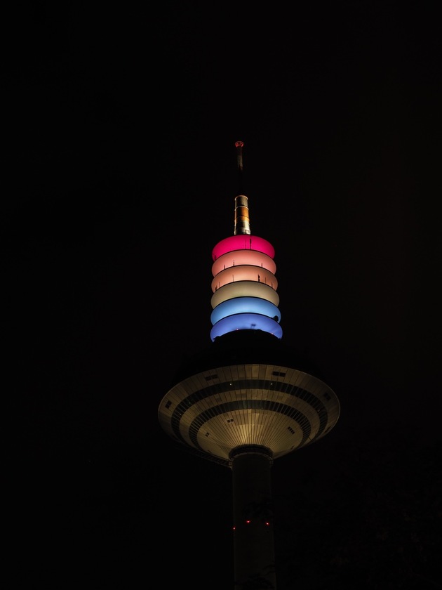 Turm für Toleranz: Europaturm leuchtet zum CSD in Regenbogenfarben