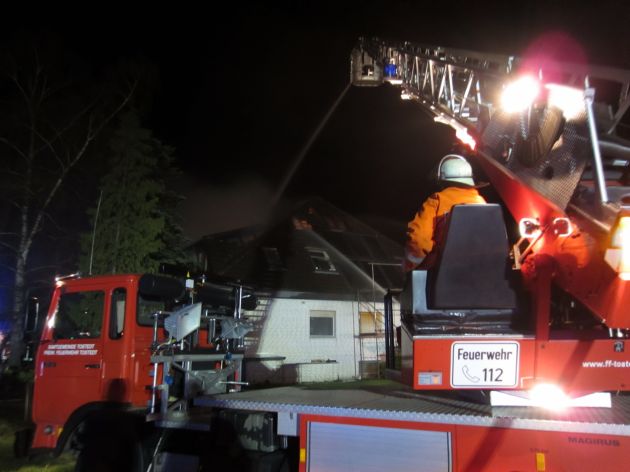 POL-WL: Einfamilienhaus ausgebrannt - Nachbargebäude in Gefahr - Feuerwehr im Großeinsatz