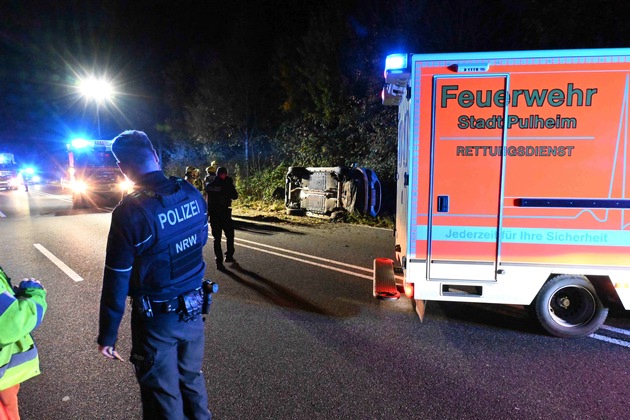 FW Pulheim: PKW im Graben - Fahrer verletzt