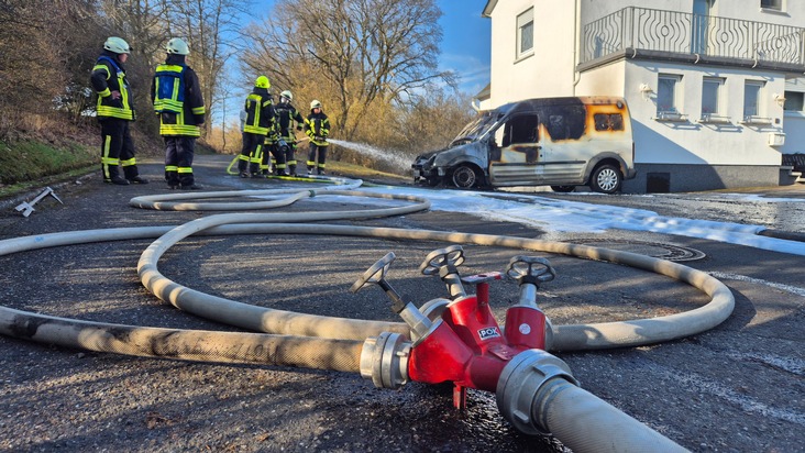 FW VG Westerburg: Kleintransporter brennt in Kölbingen vollständig aus