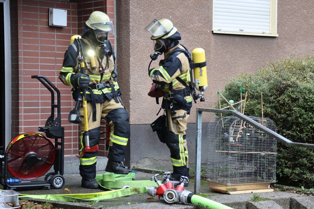 FW-E: E-Scooter brennt in einer Dachgeschosswohnung in einem Mehrfamilienhaus - Feuerwehr rettet zwei Wellensittiche