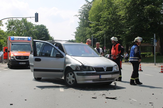 FW-WRN: Sechs Verletzte nach Verkehrsunfall
