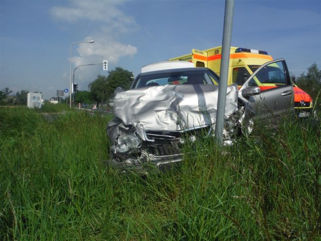 POL-DN: Schwere Folgen nach Verkehrsunfall