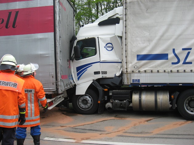 POL-HI: Verkehrsunfall, 4 Beteiligte davon 3 Lastzüge, 1 Verletzter, 200.000,- Sachschaden
