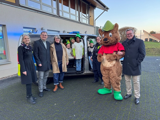 POL-BN: Liebgewonnene Tradition: Polizei Bonn unterstützt Familienfonds "Robin Good" / 100 Weihnachtsgeschenke an Kinder und Jugendliche übergeben